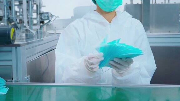 现代工厂生产外科口罩的工人新冠病毒防护和医疗理念