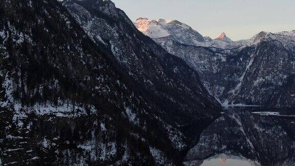 国王湖附近积雪覆盖的巨大山脉的航拍画面4k