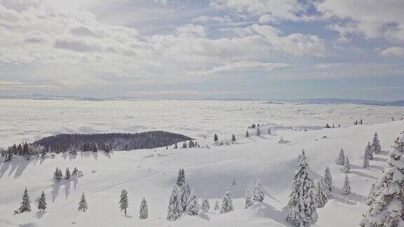 无人机山地徒步旅行者在积雪覆盖的森林里给自己煮了一顿热饭