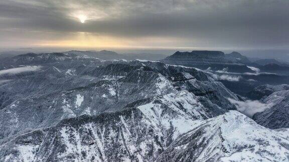 日出在雪后的山顶