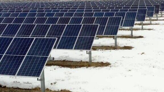 近距离观察冬季的可持续能源太阳能电池板