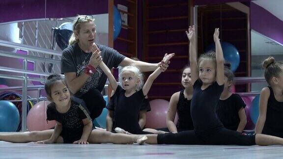芭蕾舞教练在学校课堂上教芭蕾舞