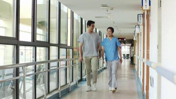 两个康复中心的员工在走廊上聊天