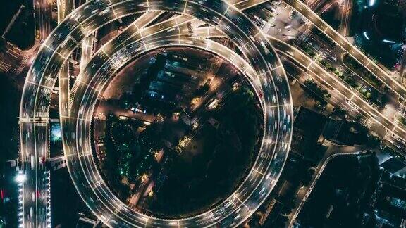 PAN无人机视角的立交桥和城市交通在夜间