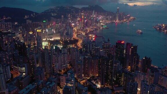 在黄昏时分翘起空中的香港城市