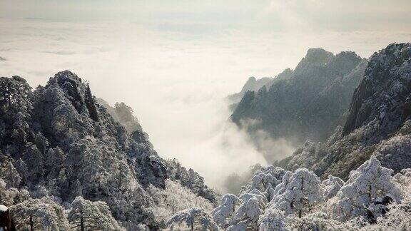 时间流逝雾环绕着中国的黄山(黄山)