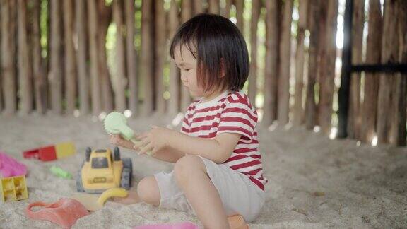 小女孩在沙滩上玩得很开心