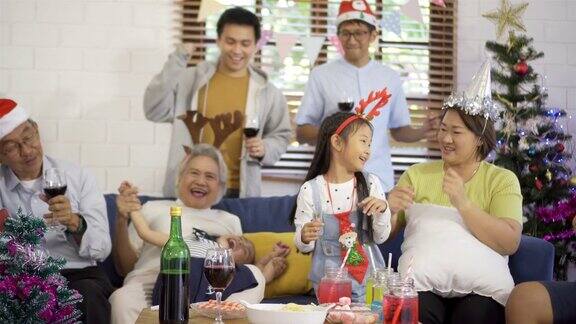 快乐的亚洲家庭在家里一起享受圣诞节