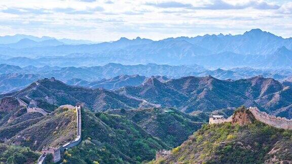 秋天的中国长城全景平移镜头(延时)