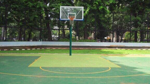 公园的户外篮球场