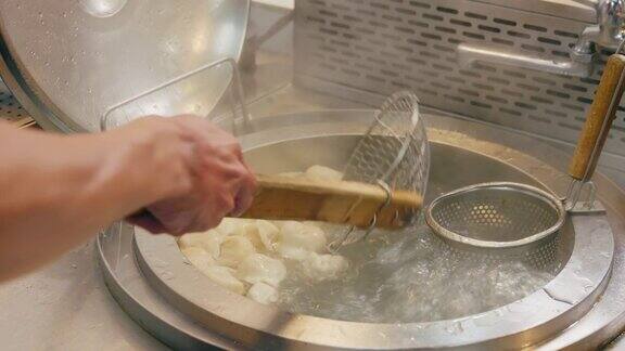 从沸水中取出饺子