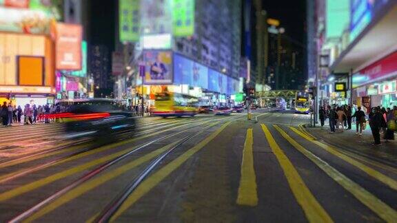 时间流逝的城市街道行人过马路和交通车辆在香港