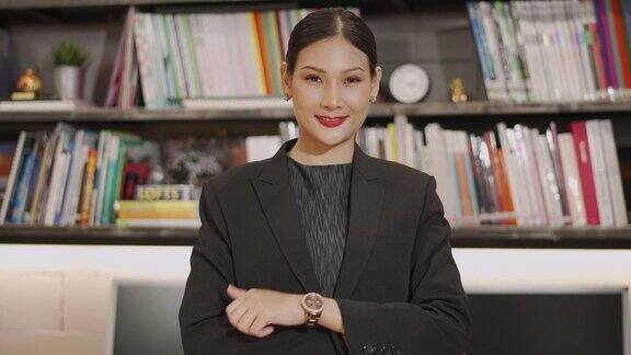 自信成功美丽的亚洲女商人站在办公室竖起大拇指的肖像业务人员亚洲年轻女孩专业秘书开心微笑工作业务