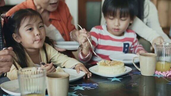 几代同堂的中国家庭在吃生日蛋糕