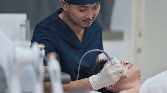 亚裔华人男性美学家女性微晶磨皮治疗临床