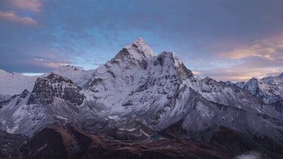 《日落与黄昏》中的阿玛达布兰山尼泊尔的喜马拉雅山脉间隔拍摄