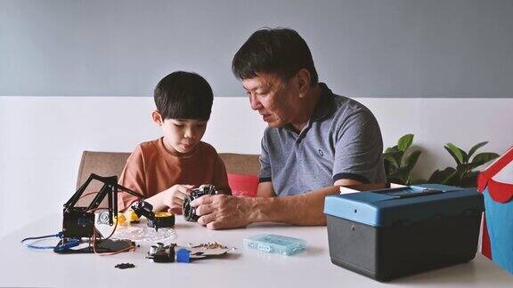 亚洲家庭在家里享受他们的机器人爱好