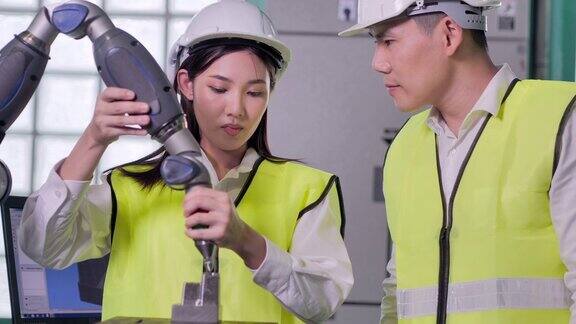 女工程师在工厂里检查机器人的工作过程技术、产业、领导力、科学、创新、工业4.0、人、STEM领域的女性自动化-大规模工业概念