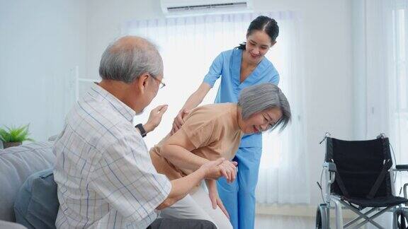 亚洲老年妇女做物理治疗与照顾者和丈夫有吸引力的专业护理妇女帮助和支持老年成熟的女性患者实践与步行在护理院护理