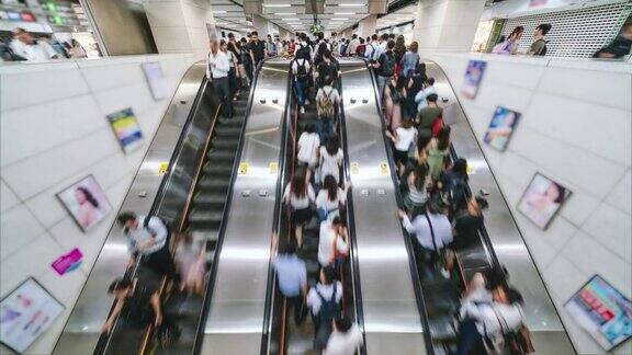 香港地铁高峰时段乘客与游客在自动扶梯上行走的时间