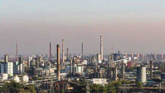 ZO鸟瞰图石化工厂和炼油厂工业在日落