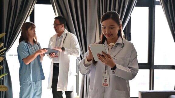 快乐的亚洲女性医疗专业人员在医院工作