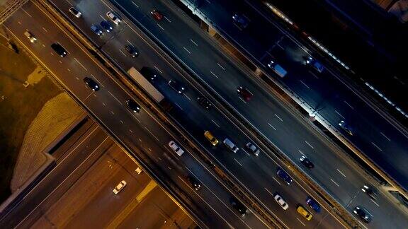 夜间高速公路上车辆经过密集的道路交通