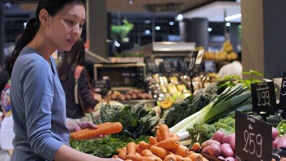年轻女子购物新鲜蔬菜选择水果在市场健康的生活方式