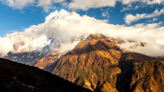 时间流逝宏伟的康加山附近的云的运动喜马拉雅山脉尼泊尔萨加玛塔国家公园