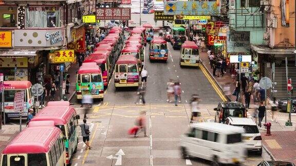亚洲人行走的时间流逝汽车和巴士在香港孟角购物区繁忙的交通运输亚洲旅游旅游香港城市生活步行交通生活理念