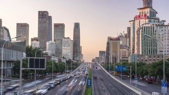 繁忙的道路和现代建筑在市中心的现代城市时光流逝