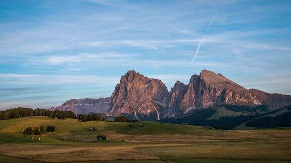 意大利南蒂罗尔白云岩日落时分的西西阿尔卑斯山脉
