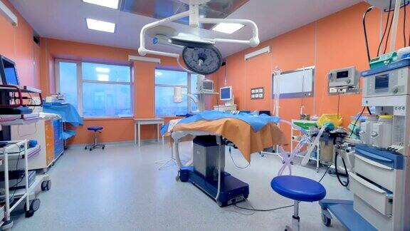 拥有现代化医疗设备的手术室