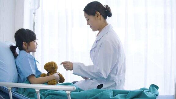 一个小女孩在重症监护室和女医生说话