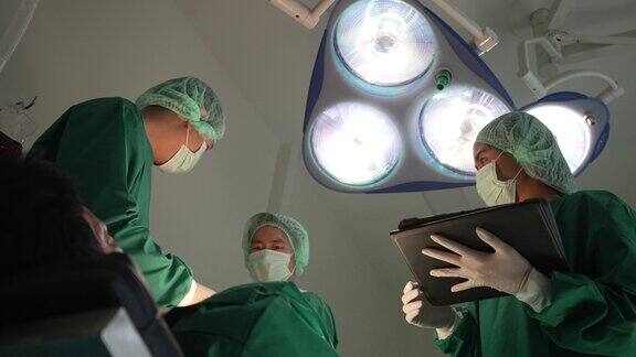 外科医生正在手术室工作