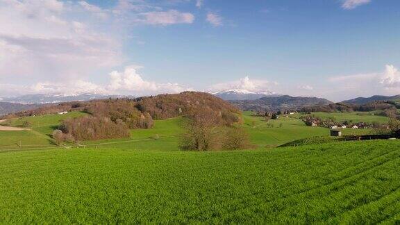 法国查特鲁兹山谷景观鸟瞰图田野和草地