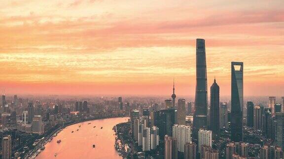 时间推移航拍视频的上海城市在黄昏与戏剧性的天空