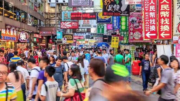 时光流逝:人群在市场中行走