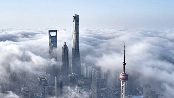 4K:中国浓雾中的上海鸟瞰图