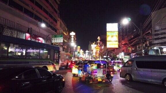 模糊的人走在曼谷唐人街(耀华叻路)