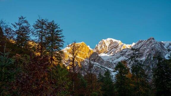 日出时卡姆尼克-萨维加阿尔卑斯山的8K镜头