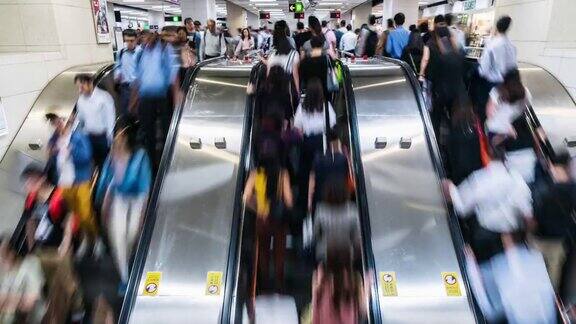 在香港中环车站高峰时段乘客和游客在自动扶梯上行走和奔跑的4K时间间隔