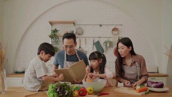 亚洲家庭一起做饭