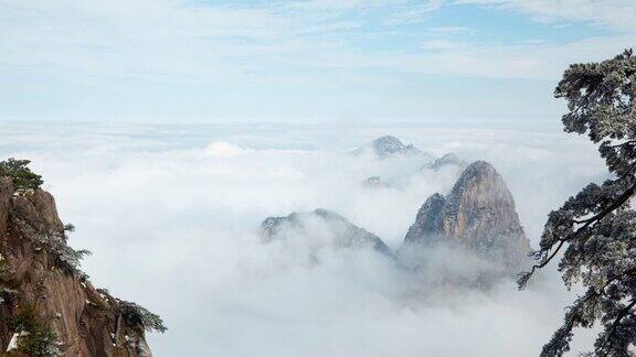 中国黄山周围的延时雾