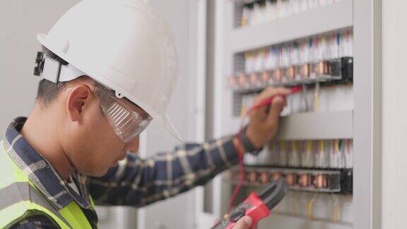 电气工程师在暖通空调控制板前工作技术员每天在工厂服务室检查太阳能电池控制系统的安全功能