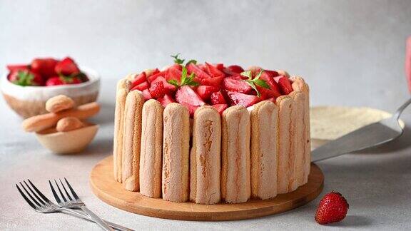 草莓提拉米苏配马斯卡彭奶酪夏日甜点经典的提拉米苏配以薄荷叶装饰的草莓草莓蛋糕