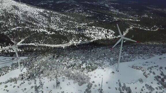 在雪山顶上的风力涡轮机发电