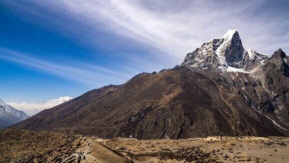 位于尼泊尔的喜马拉雅山脉
