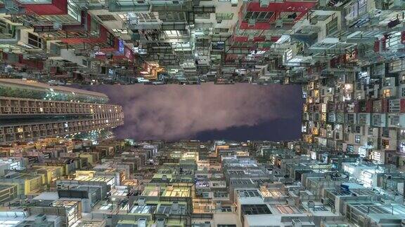 在香港的旧公寓大楼与天空倾斜下来的时间流逝视频