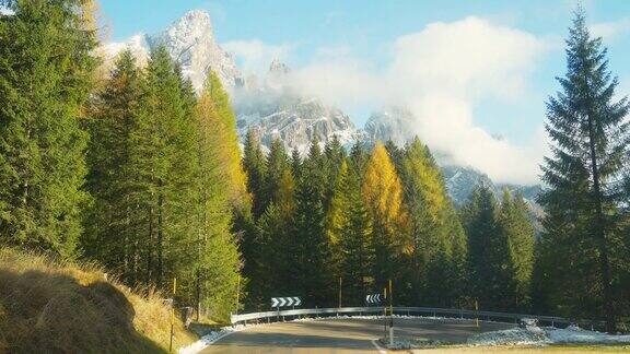 冬天穿越阿尔卑斯山的道路